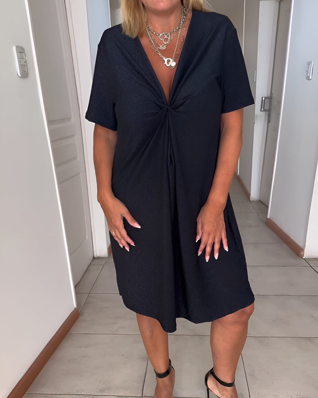 Helora™ | Elegant V-hals kjole med rynker