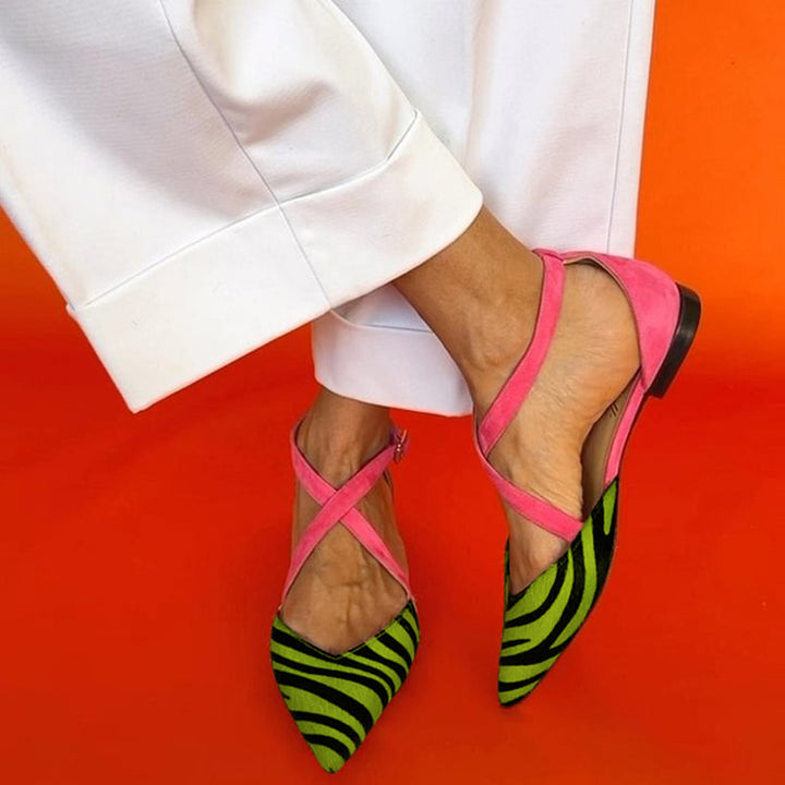 Zarella™ | Zebrastribede flade sandaler med krydsede ankelremme