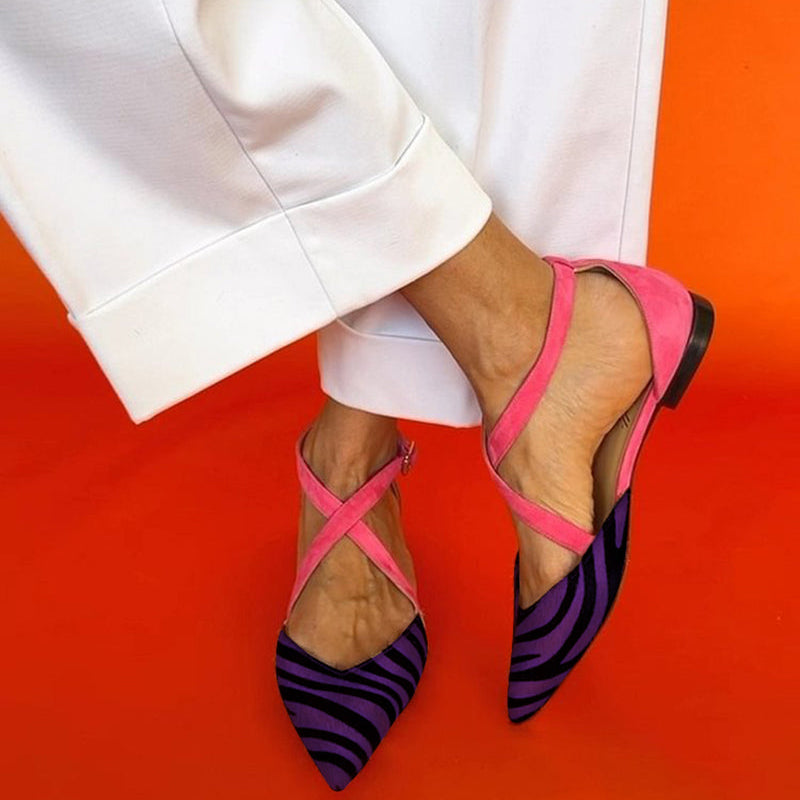 Zarella™ | Zebrastribede flade sandaler med krydsede ankelremme